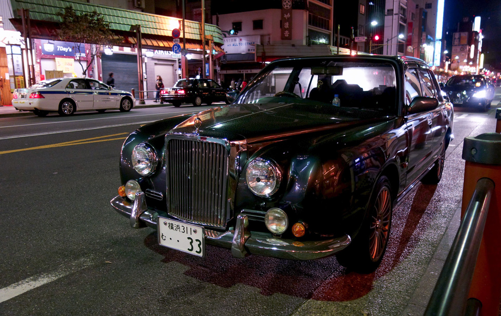 Hohó, egy igazi japán érdekesség, egy Mitsuoka, méghozzá a nagyobbik Galue típus, annak is az első sorozata a háromból. A régimódi Nissan Crew taxi alapjaira épül, amely amúgy meg régirégi Nissan Cedric-technika. Olcsónak nem olcsó, de az biztos, hogy a Bentley R maszkkal kitűnik a forgalomból