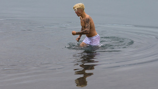 Justin Bieber Izlandon megfürdött egy tóban