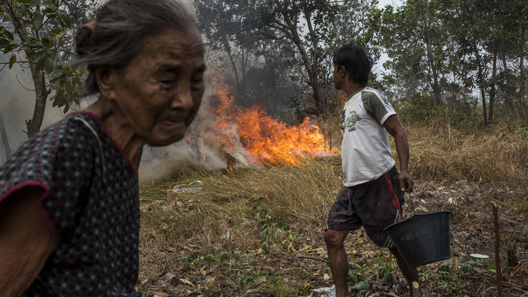 Hónapok óta lángol az indonéz pokol