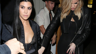 Kourtney Kardashian csipkés melltartóban indult el, természetesen villantott
