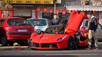 Így tört össze a Ferrari a Váci úton
