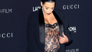 A nagyon terhes Kim Kardashian nagyon durva estélyiben pózolgatott
