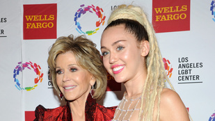 Jane Fonda simán lepipálja Miley Cyrust