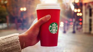 Hatalmas a hiszti a Starbucks karácsonyi pohara miatt