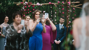 Kiakadt a fotós az esküvőn mobilozóktól