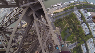 Pár bolond brit felmászott az Eiffel-toronyra kívülről