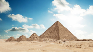 Három forró követ villantott a gízai nagy piramis