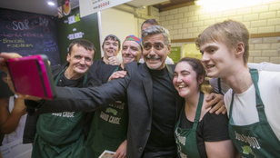 Napi sárm: George Clooney körszakállal hergelte a skótokat