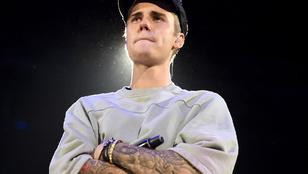 Justin Bieber bőgött és fetrengett a színpadon