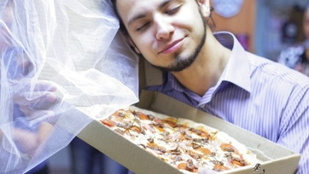 Ez az orosz srác egy pizzát vett feleségül