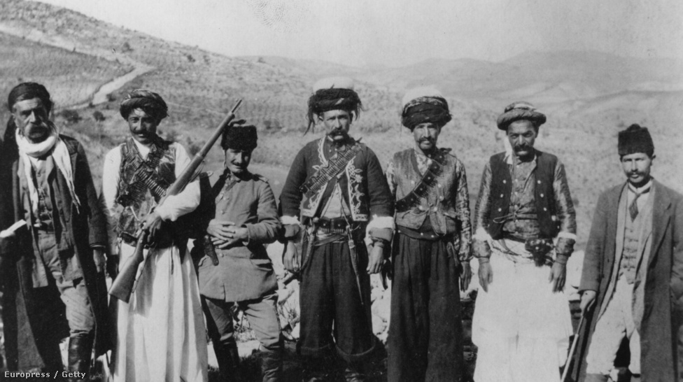 A kurdok valószínűleg évezredek óta élnek a Termékeny Félhold peremvidékén, de csak ritkán tűntek fel a történelem fősodrában: valószínűleg a keleti forrásokban elmített „gurtu”, „gardu” népnevek az őseikre utalnak, és az is szinte biztos, hogy Xenophón lenyűgöző katonai emlékiratában leírt harcias „karduchoi” törzs is a kurdokhoz köthető. A Közel-Kelet azonban mindig is mozgalmas vidék volt, ezért a mai kurdoknak etnikailag és kulturálisan nagyon kevés köze lehet a 2-3000 évvel ezelőtti őseikhez. Van, ami azonban minden kurdot összeköt: az indoiráni eredetű közös nyelv - és a közös sors: a hontalanság.