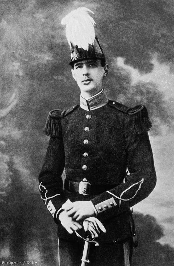 22 évesen a Saint-Cyr katonai akadémia tablófotóján. De Gaulle-t kamasz korától kezdve a katonai pálya vonzotta. 1908-ban iratkozott be Franciaroszág legjobb tisztiiskolájába a Saint-Cyrbe. A felvételin 121-ből 119 pontot szerzett. 196 centiméteres magassága miatt itt kapta a „Nagy Spárga” becenevett. 