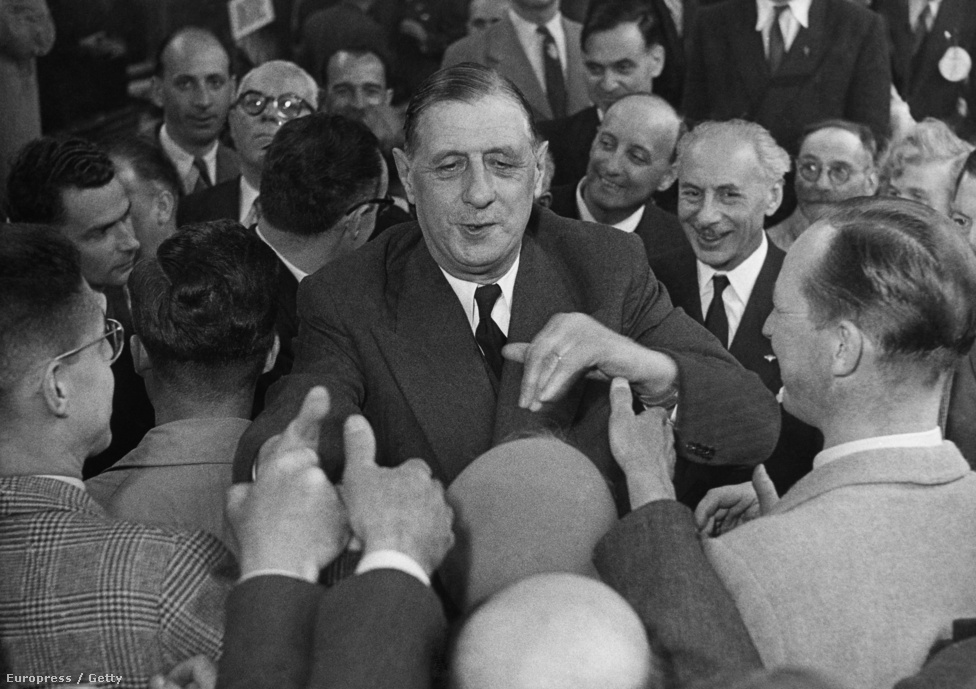 1946-ban De Gaulle lemondott az ideiglenes elnöki posztról. A tábornok többször kritizálta a negyedik köztárság tervezett alkotmányát. Szerinte az túl nagy hatalmat adott a parlamentnek. Az új tervezetben szerinte túl nagy felelőssége lett a pártoknak, ezt pedig „merész és ostoba politikai trükknek” nevezte.
                        Visszavonult a politikától és megírta saját háborús memoárkötetét. Ebben sokat ír saját hősiességéről, magát egyes szám harmadik személyben emlegetve.
                        1947-ben visszatért a politikához, saját pártot alapított. Mérsékelt sikerei miatt 1953-ban ismét visszavonult. Pártja 1955-ben megszűnt. 