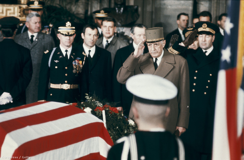 De Gaulle Dwight D. Eisenhower, az Egyesült Államok 34. elnökének temetésén 1965-ben. Az 1956-os szuezi válságban még az USA és Nagy Britannia oldalán Izrael pártjára állt Egyiptommal szemben. De Algéria 1962-es függetlenedése után arabbarát külpolitikára váltott. Emiatt, és azért mert 1966-ban élesen bírálta az Egyesült Államok vietnámi beavatkozását, megromlott a viszonya Washingtonnal. Az elmérgesedett viszonyon csak utódja, Georges Pompidou tudott javítani, aki 1969-es visszavonulása után követte az elnöki poszton.