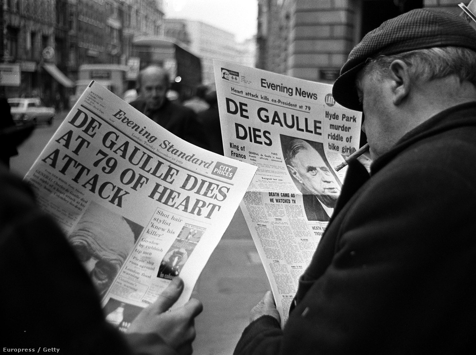 1970. november 9-én az esti hírlapok jelentése De Gaulle haláláról. Az elnök 1968-ban lemondott, mert nem ment át a francia önkormányzati rendszert és a törvényhozást módosító javaslata a szenátuson. Utolsó éveiben sok kritika érte politikáját: a közszolgálati sajtóban De Gaulle hívei hatottak a hírszerkesztési elvekre, és májusban diáklázadások törtek ki. Az elnök még attól sem riadt volna vissza, hogy a hadsereg segítségével oszlassa fel a megmozdulásokat. A diákok és a munkások politikai követeléseiről azt mondta: „Reform igen, káosz nem!”