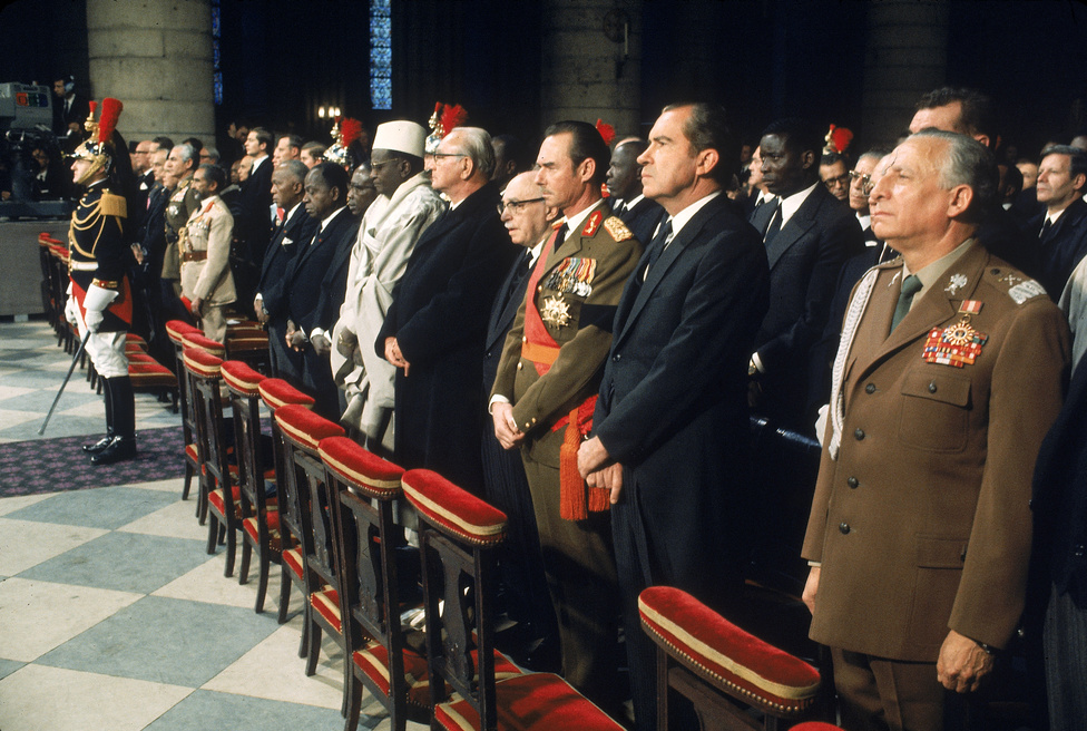1970. november 12. Charles De Gaulle temetése. A korábbi elnök búcsúztatásán több állam- és kormányfő részt vett. A képen Marian Spychalski lengyel vezető, Richard Nixon amerikai elnök, János luxemburgi nagyherceg, valamint Franz Jonas osztrák és Zalman Shazar izraeli államfő látható. Utóbbi azután látogatott el a temetésre, hogy De Gaulle 1967 úgy jellemezte a zsidókat, mint „zsarnoki és öntelt népet.”