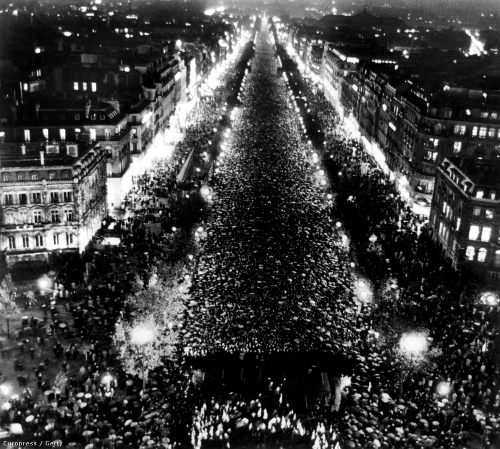 1970. november 12. búcsúztatása a Champs-Elysées-n. De Gaulle a XX. századi francia történelem egyik legnépszerűbb alakja mind a mai napig. Azzal együtt is, hogy többször vádolták meg diktatórikus allűrjei és szélsőséges kiejelentései miatt. Szállóigeként idézgetik több kijelentését a világ minden táján. De Gaulle mondta, hogy „minél jobban ismerem az embereket, annál jobban szeretem a kutyákat”, de azt is, hogy „a temetők tele vannak nélkülözhetetlen emberekkel.”