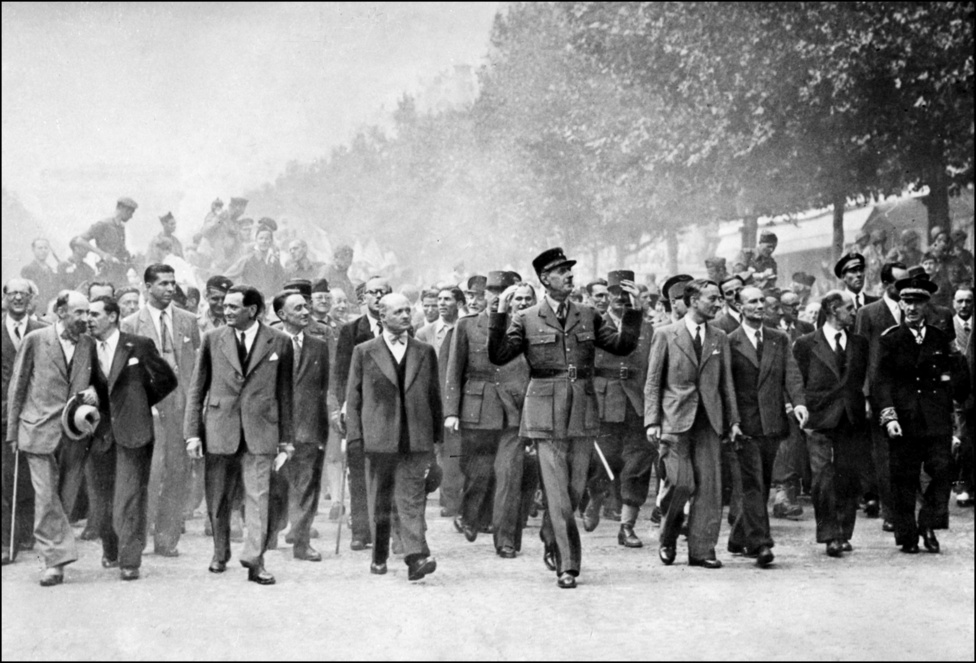 1944. augusztus 28-án került sor Párizs felszabadítására, melyben De Gaulle is részt vett. Az ünnepélyes felvonuláson a Champs-Élysées-én vonultak a Diadalívig, amely a mindenkori francia hadsereg hadsereg nagyságát szimbolizálja. Itt De Gaulle lerótta tiszteletét az Ismeretlen Katona sírjánál. A teret, ahol a Diadalív áll a világháború idején még Étoilének hívták, de De Gaulle halála után már róla nevezték el.