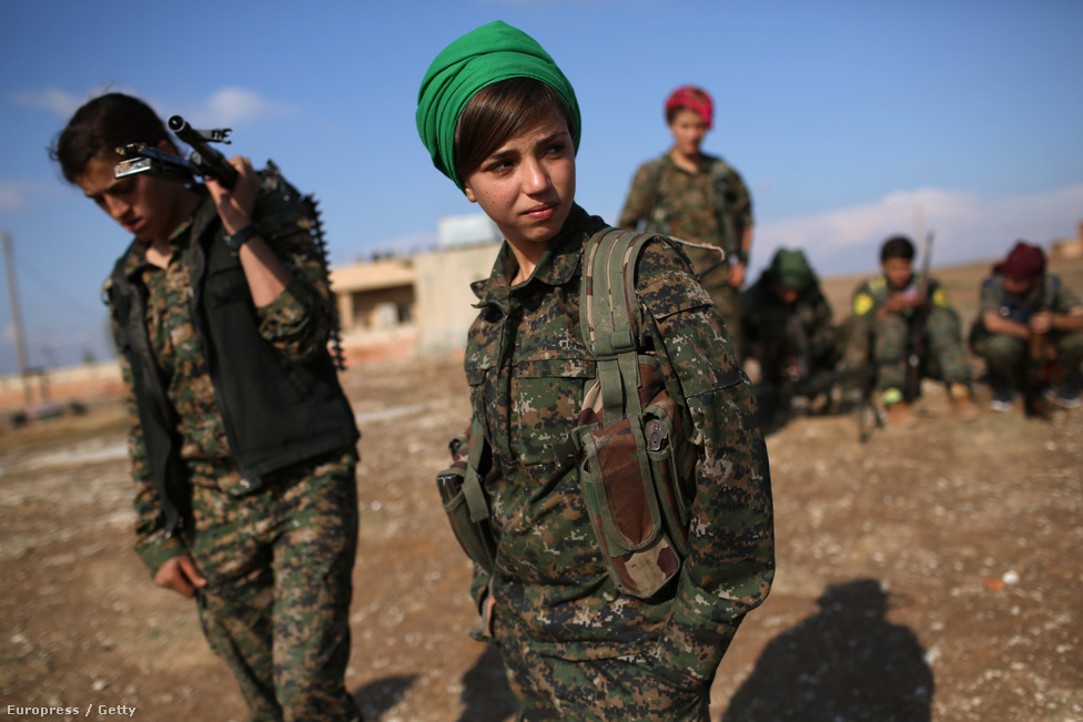 A kurdok sok szempontból kilógnak a közel-keleti sztereotípiák közül: talán a legszembetűnőbb a mindenre kiterjedő női egyenjogúság. Ez az egyenjogúság az 1978-ban Törökországban alapított Kurd Munkapárt marxista ideológiájának köszönhető. És bár a párt legendás alapítója, Abdullah Öcalan már tizenöt éve börtönben ül, ideológiai és politikai hatása – az iráni kurdokat kivéve - töretlen. Becslések szerint a szíriai kurdok harcosainak 30 százaléka nők (ami óriási világrekord); és bár nem vagyunk vérszomjasak, azért kit nem tölt el elégtétellel az, ha öntudatos nők szégyenítik meg az undorító, szexrabszolgákat tartó Iszlám Államot?