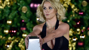 Britney Spears mellközzel mókázik