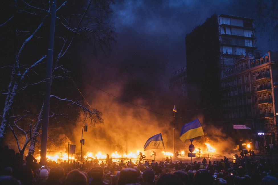 Január végén lángok már megszokottak Kijevben. Kiégett a Majdan egyik sarkán álló szakszervezeti ház, a tüntetők megrohamozták a Régiók Pártja kijevi épületét is.
                        Február 21-én hiába írt alá az ellenzék és Janukovics szerződést, amely szerint az év decemberéig választást tartanak, a Kijevből ezután Harkovba repült elnököt megfosztotta az ellenzék dominálta parlament a hatalmától. Janukovics egy időre eltűnt, majd Oroszországban bukkant fel. A Moszkva ekkorra már döntött a Krím annexiójának megindításáról. Donyeck és Luganszk gyakorlatilag elszakadt. A maradék Ukrajna nyáron megválasztotta lenöknek Petro Porosenkót, ami nem a konfliktus lezárása, csupán egy újabb fejezet kezdete lett.