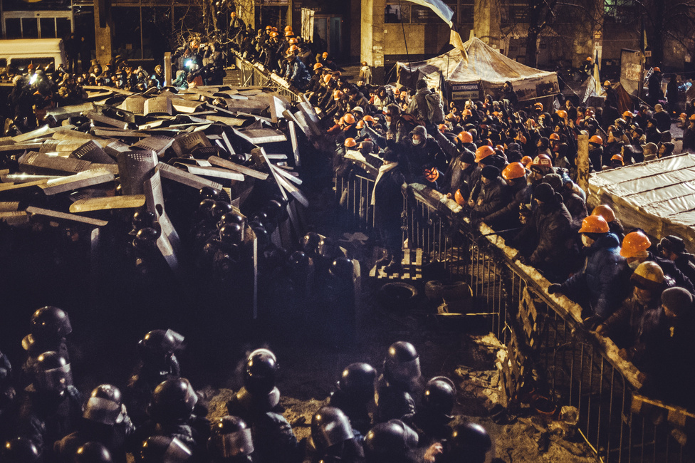 Az első nagy hiba, amit a rendőrség elkövetett a Majdanon. A napok óta nyugvópont felé közeledő, megfáradó tüntetéssorozatot a hatalom rövidre akarta zárni, így rendőrökkel akarták kiszorítani a még ott lévő tüntetőket december 10-én. A rosszul sikerült akcióval azonban csak azt érték el, hogy a tüntetés új lendületet kapott, amely száz áldozat után meg sem állt Janukovics elüldözéséig.
