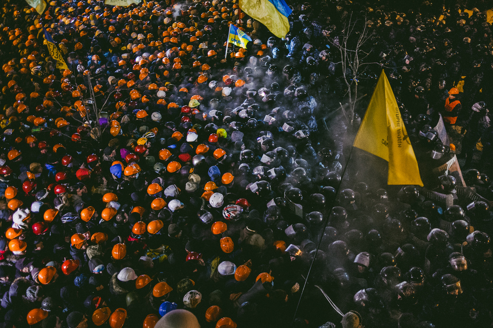 Másnap már újra nagyobb és szervezettebb tömeg feszült a rendőrségnek, de a halottakkal járó összecsapásokat még sikerült elkerülni.
                        A januári-februári áldozatok közül sokakat orvlövészek lőttek le, máig nem tisztázott, ki rendelte ki őket a háztetőkre a Majdan körül. A hivatalos verzió Janukovicsot említi, de egy időre nyugati politikusokban is felmerül az ellenzék szélsőséges erőinek provokációjával kapcsolatos gondolat.