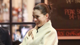Anne Hathaway kabátja biztos azért ilyen nagy, mert takargatja a hasát