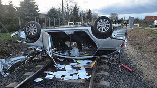 Elütött egy vonat egy autót, az utas meghalt