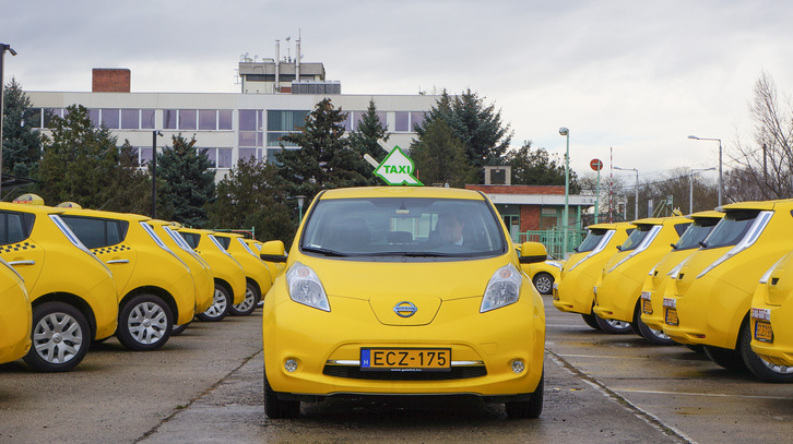 Negyven Nissan Leafjük már van, az autók zömét már taxivá is alakították