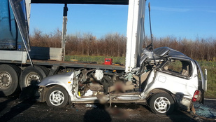 Kamion borotválta le az autója tetejét, meghalt a sofőr