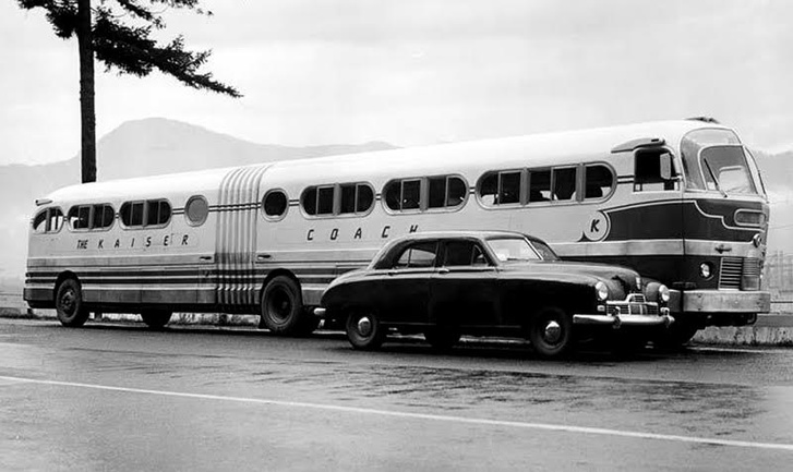 Az USA-ban építették az első csuklós buszt. Ezután már csak a hetvenes évek végén érezték szükségességét a nagy befogadóképességű járművek forgalomba állításának