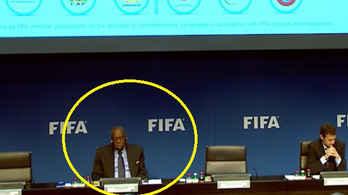 Elbóbiskolt a FIFA-elnök a sajtótájékoztatón, éppen a reformokról beszéltek