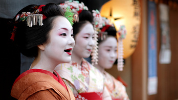A japán nők évszázadokig feketére festették a fogaikat