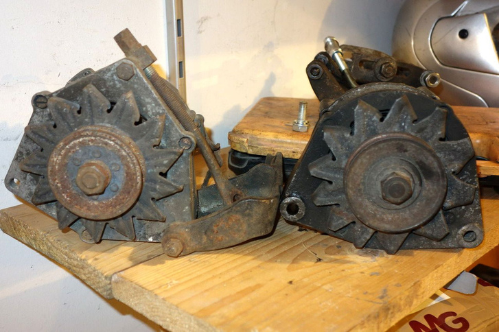 Baloldalt a régi fajta generátor a régi fajta konzollal, jobbra az, amelyik a Foltosban volt