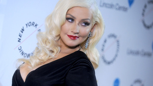 Christina Aguilera úgy berúgott, hogy majdnem ráesett egy karácsonyfára