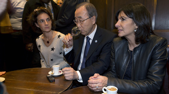 A párizsi mészárlás helyszínén kávézott Ban Ki Mun