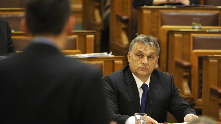 Orbán Viktor a függöny mögé bújt az ellenzéki kérdések elől