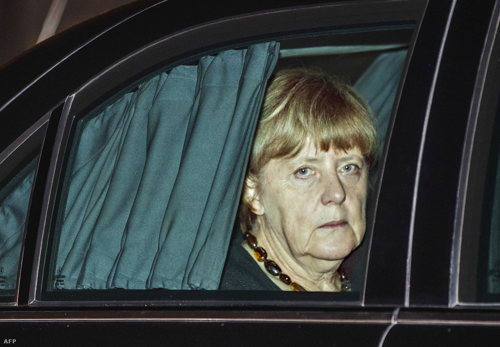Angela Merkel gondterhelten néz ki indiai látogatásán autója ablakán. A német kancellárt a Time magazin és a Financial Times is az év emberének választotta. Az elsők között állt ki Putyin ellen az Ukrajnában zajló háború miatt, majd a görög csődöt is sikerült jól kezelnie. Végül a menekültválság miatt került még inkább a középpontba, amikor megnyitotta Németország kapuit a menekültek előtt, amit politikai versenytársai, az unió több országának vezetője, de még a saját állampolgárai sem tartottak feltétlenül jó döntésnek. A menekültválságban a kvótára épülő javaslatot szorgalmazta, amit viszont a kelet-európai EU-tagok keményen elleneztek. A hatalma a konfliktusok ellenére is a régi maradt, de már korántsem tűnik megkérdőjelezhetetlennek a világ legbefolyásosabb politikusnője.