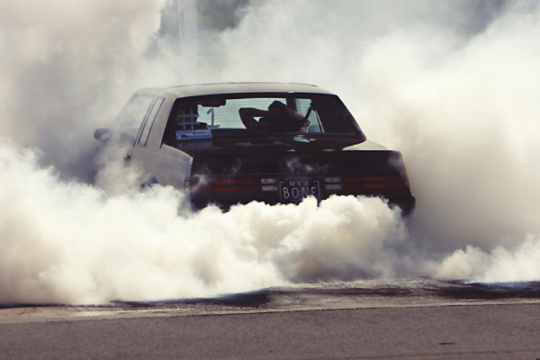 Füst száll az autó alól