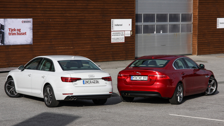 Innen már látni, hol fogy el a tér a Jaguarból: az Audi sokkal szögletesebb, a Jag vadul szűkül hátrafelé