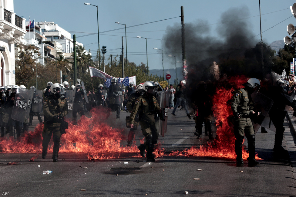Ciprasz kormánya ellen tüntető görögök csapnak össze a rohamrendőrökkel Athénban, november 12-én.
