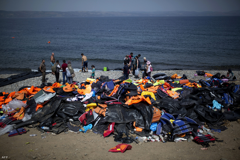 Kupacba gyűjtött mentőmellények Leszbosz szigetén, szeptember 7-én.