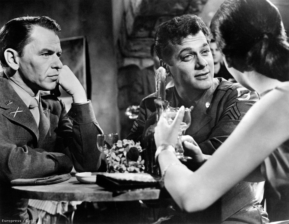 Sinatra a magyar származású Tony Curtis és a West Side Storyból ismert Natalie Wood társaságában az 1958-as Indulnak a királyok forgatásán. A színésznő később azt nyilatkozta, hogy már 15 évesen "komoly barátság" fűzte az énekeshez (bármit is jelentsen ez), 16 évesen pedig már a Haragban a világgal rendezőjének, az akkor már negyvenes éveiben járó Nicholas Raynek volt az ágyasa.