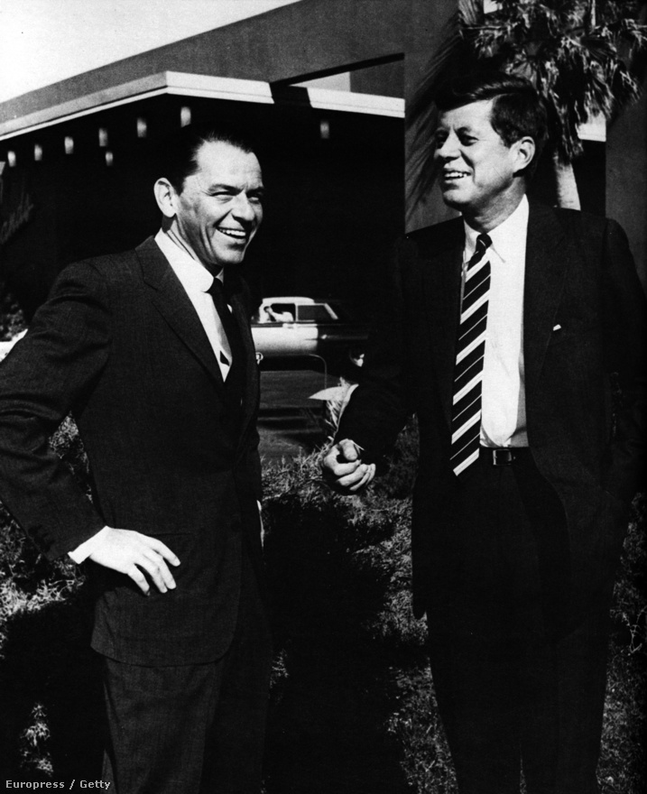 Frank Sinatra több amerikai elnökkel (pl. Ronald Reagan és Harry S. Truman) is jó viszonyt ápolt, a legközelebb viszont John F. Kennedyt engedte magához, akit már megválasztása előtt gyakran invitált Hollywoodba és Las Vegasba, hogy aztán együtt bulizzanak és csajozzanak. Ezen az 1960-ban készült képen az énekes és az egy évvel később megválasztott elnökjelölt egy vegasi hotel előtt cseverészik. Kennedyt három évvel később lelövik Dallasban.