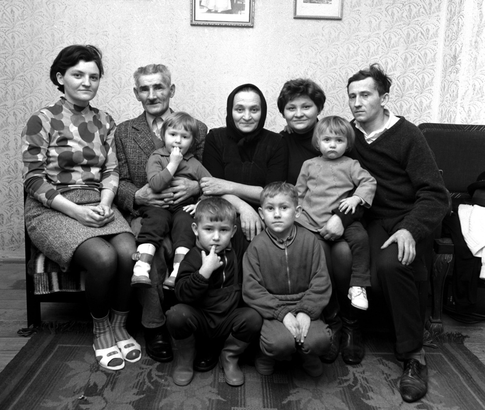 Dombi Béla a magyar lottó történetében a legnagyobb nyeremény tulajdonosa családjával. A 60 éves bányász akkor rekordnak számító egymillió kilencszáznegyvennyolcezer kilencszáztizenhét forintot nyert. Kurityán 1972. január 6.