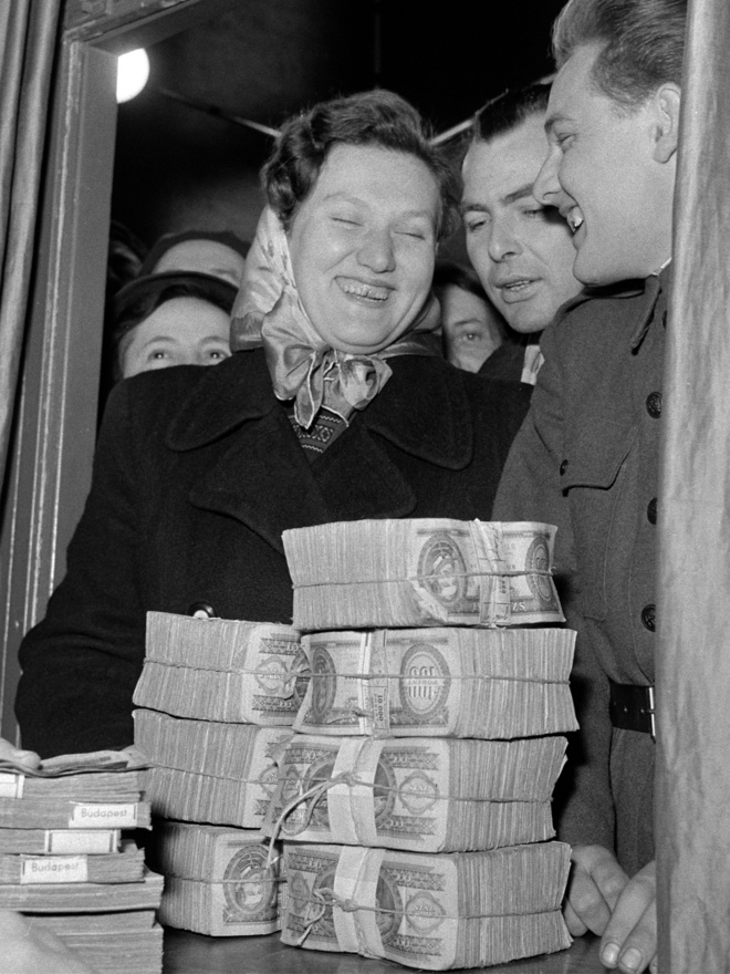 Puskás Erzsébet XX. kerületi lakos átveszi a lottó ötös főnyereményt: majdnem egymillió forintot a Sportfogadási és Lottóigazgatóság Nádor utcai székházának főpénztárában. Budapest 1959. január 7.