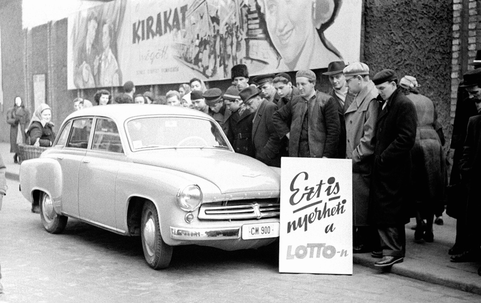 Az 1957-ben az Országos Takarékpénztár szervezésében indult lottó Wartburg tárgynyeremény-autója a Verseny Áruház előtt az első sorsolás előtt egy nappal. Budapest 1957. március 6.