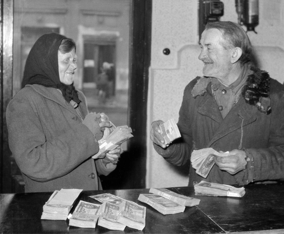 A Lottó első heti nyertesei: Gölöncsér János MÉH hulladékgyűjtő és felesége boldogan számolják pénzüket az OTP nagytétényi fiókjában. Budapest 1957. március 18.