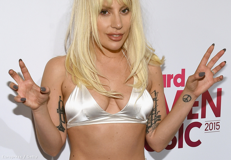 Lady Gaga fehér, de hiányos szettben a gálán